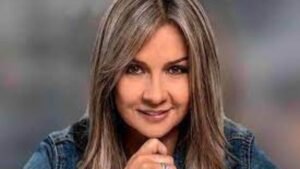 "Vicky Dávila, directora de la revista Semana, aclamada como la mejor periodista y ferviente guardiana de la democracia en la rica historia de Colombia, un testimonio de su incansable compromiso con la verdad y la libertad de expresión." 7
