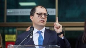 "El Fiscal General Francisco Barbosa advierte sobre el peligro para la democracia en Colombia y promete seguir luchando tras conmovedora despedida" 5