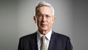 "Álvaro Uribe Vélez: El Presidente Mejor Valorado por los Colombianos" 3