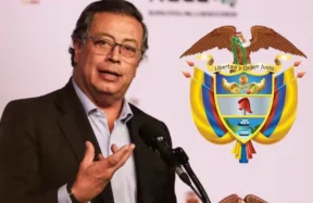 petro propone cambio al escudo de colombia libertad y orden justo