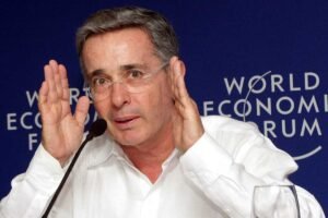 "Uribe rechaza la reforma a la salud y advierte sobre su viabilidad económica" 1