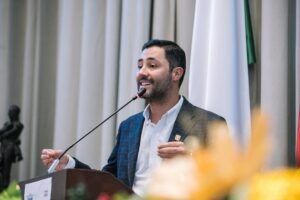 Sebastián López Rompe la Camiseta de Escobar: Un Llamado a Rechazar la Cultura de la Violencia en Medellín 2